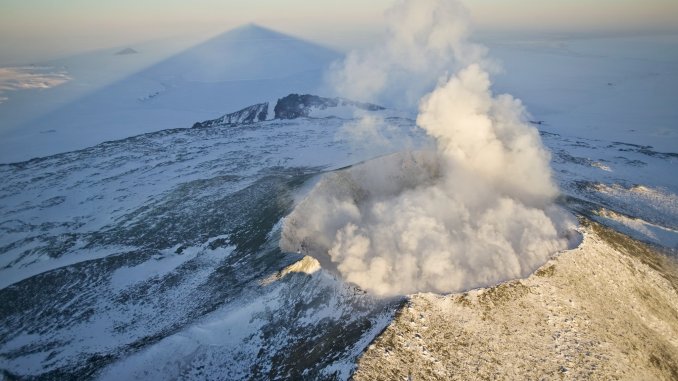 https://tomorrowsci.com/wp-content/uploads/2017/08/南極91火山-678x381.jpg